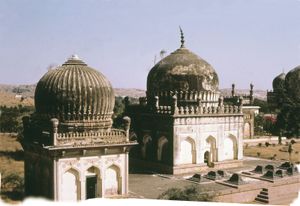 Quṭb Shāhī tombs