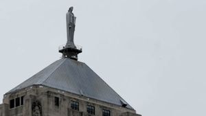 Learn about the Chicago Board of Trade Building's observation deck on the 44th floor of the building